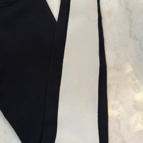 Lululemon Athletica Black and White Leggings Sporty Design - Picture 3 of 9